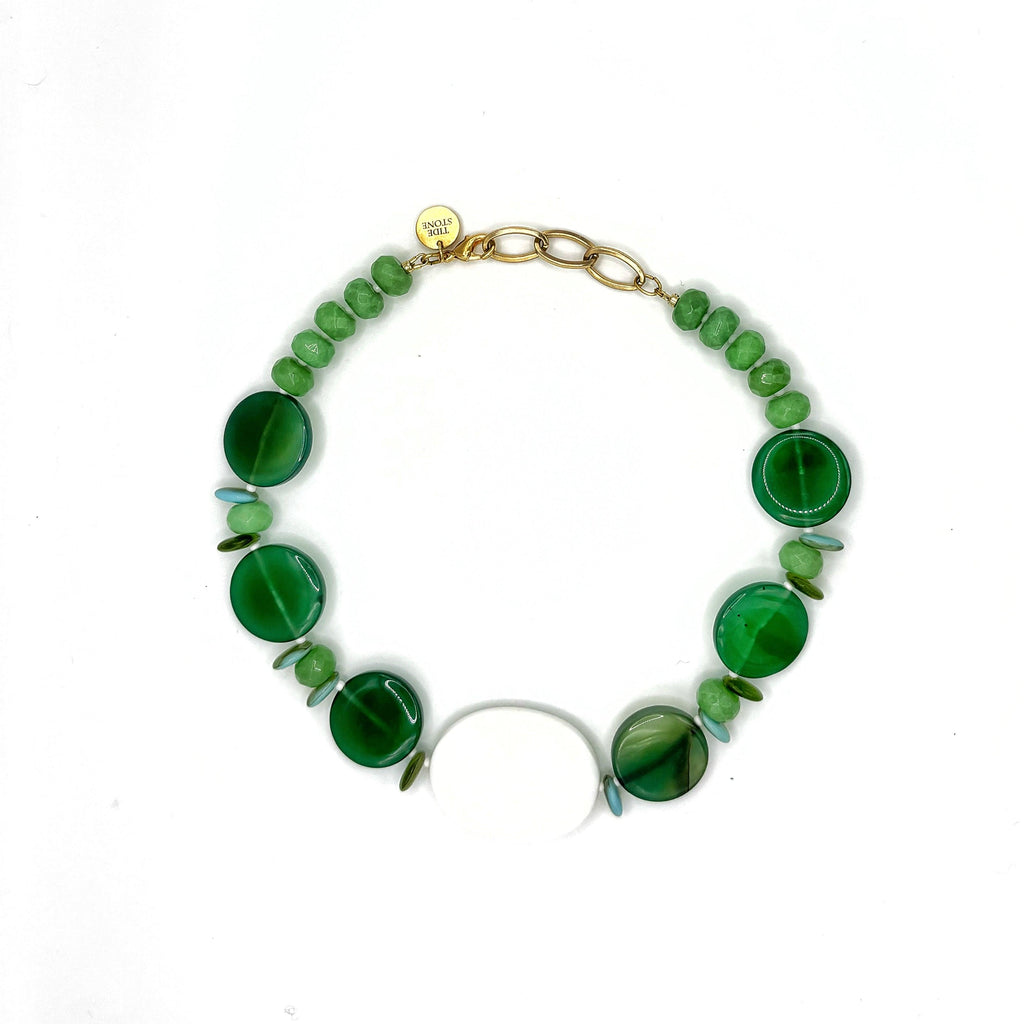 Collar Nácar artesanal de piedras semipreciosas verdes y nácar con cierre dorado — TIDE STONE España