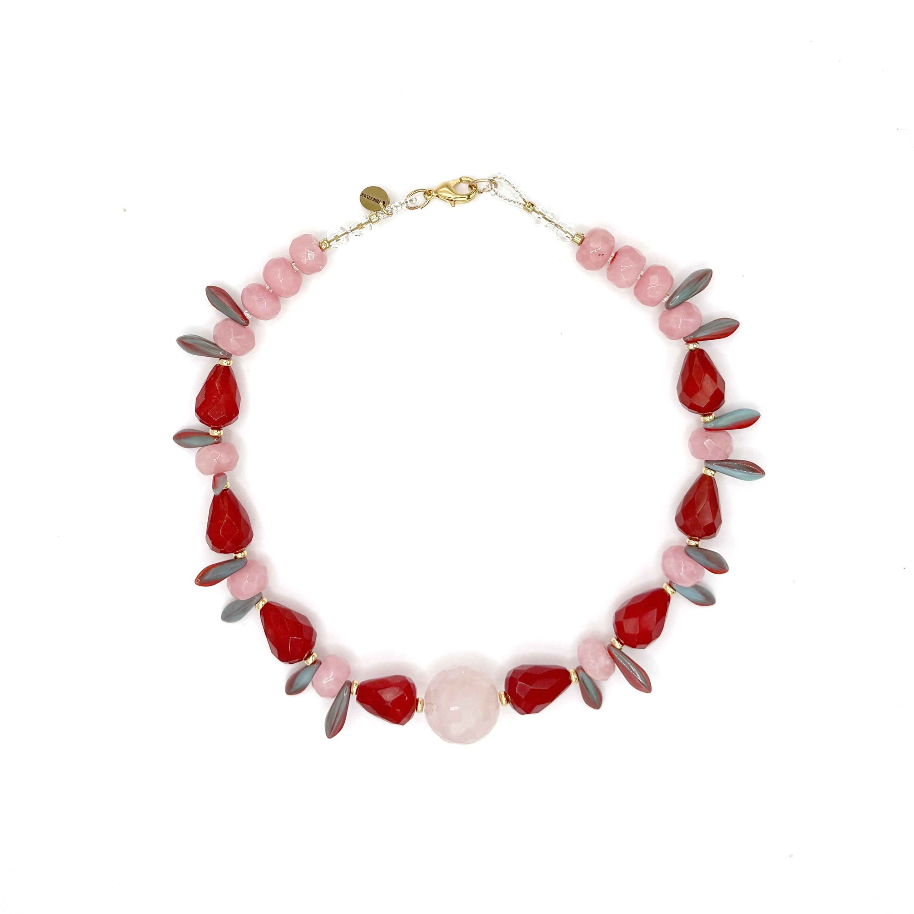 Collar Gaviota artesanal de cuarzo rosa y cristales rojos con detalles plateados — TIDE STONE España