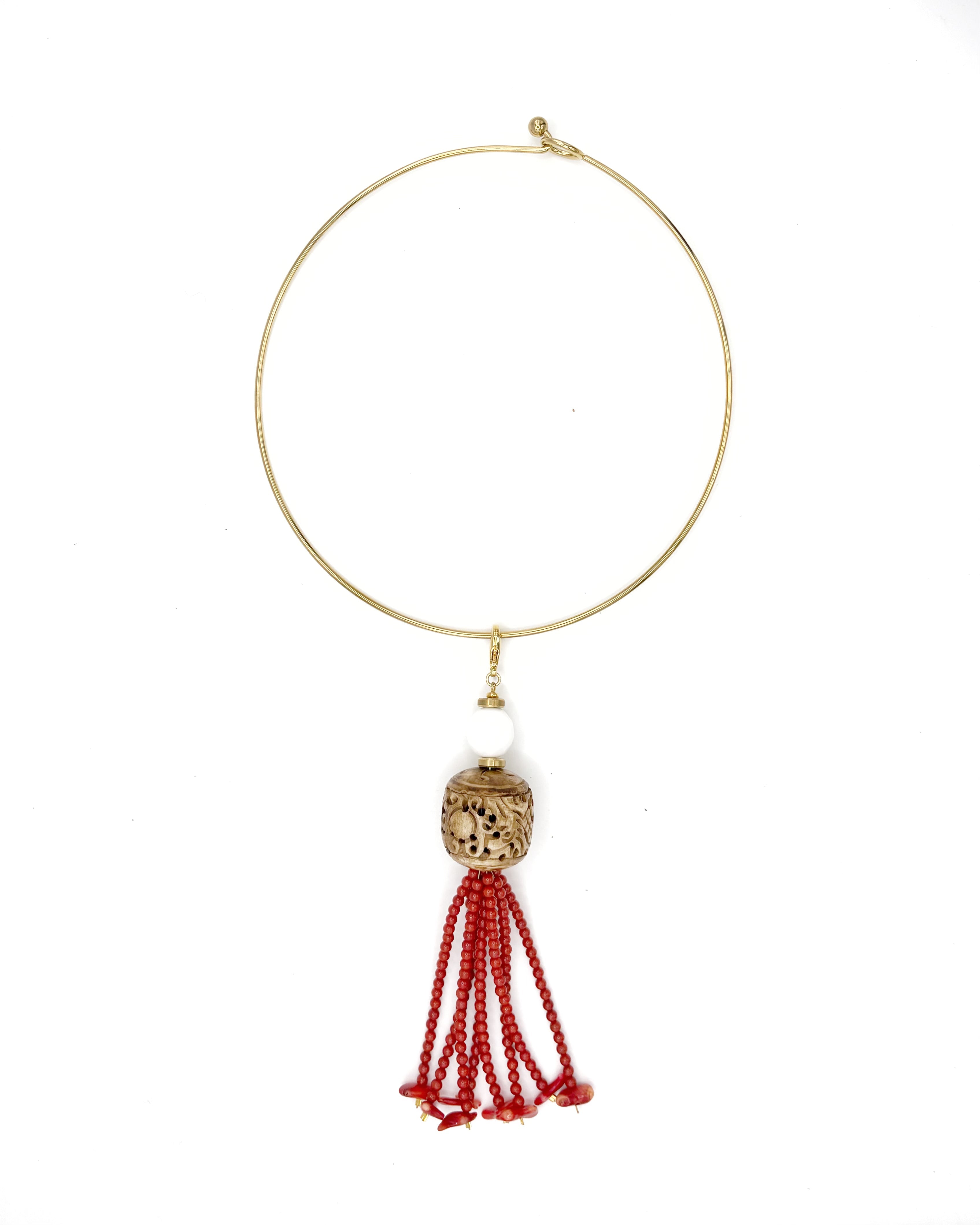 Collar Fanal – TideStone, gargantilla artesanal dorada con colgante de coral rojo, bola blanca y madera tallada hecha a mano en España