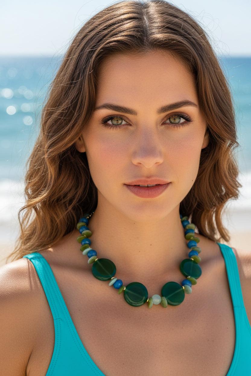 Collar Sirenita artesanal de aventurina verde y azul con detalles dorados — TIDE STONE España
