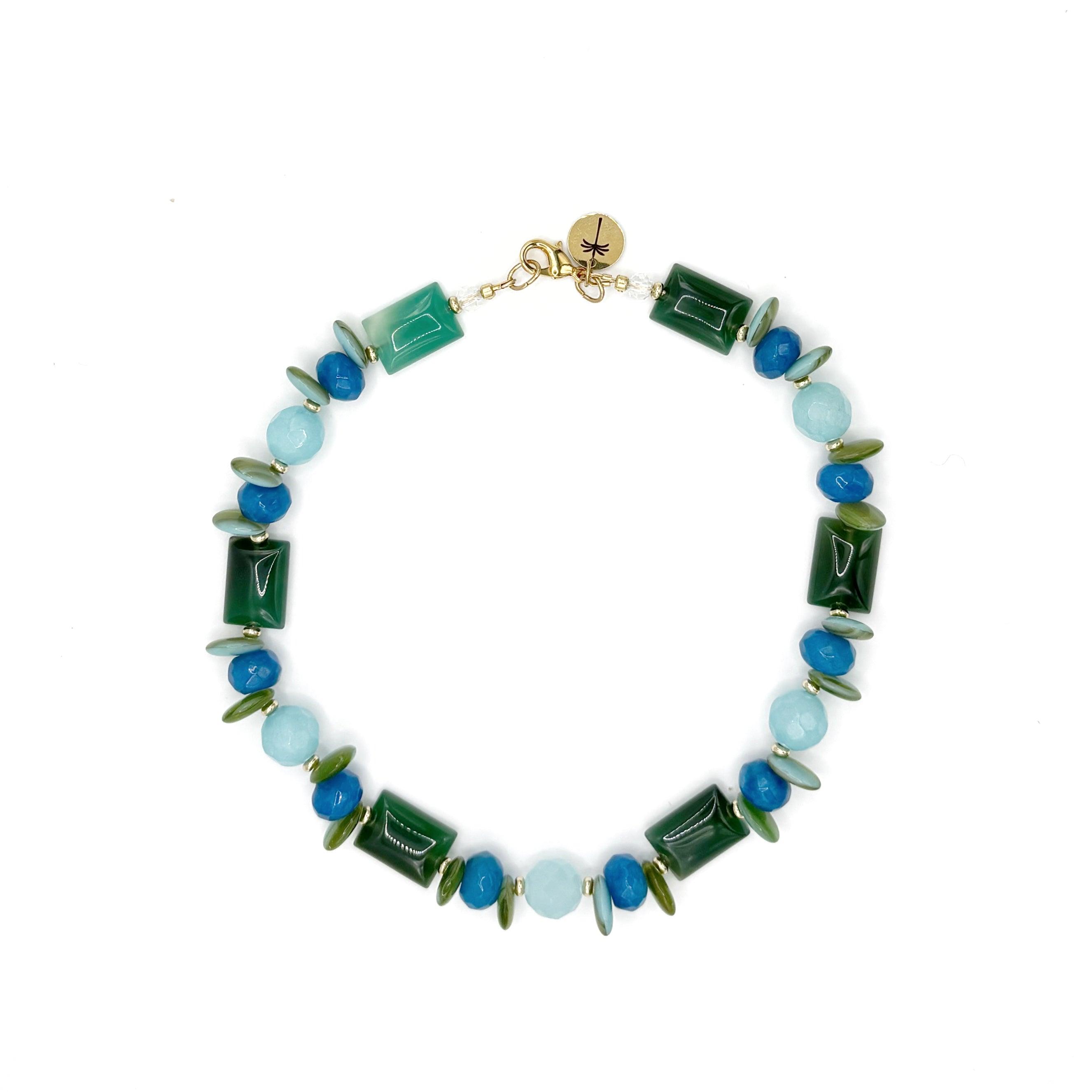 Collar Fondo Verde artesanal de cuarzo y aventurina en tonos verdes y azules — TIDE STONE España