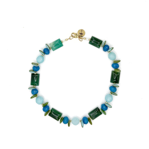 Collar Fondo Verde artesanal de cuarzo y aventurina en tonos verdes y azules — TIDE STONE España