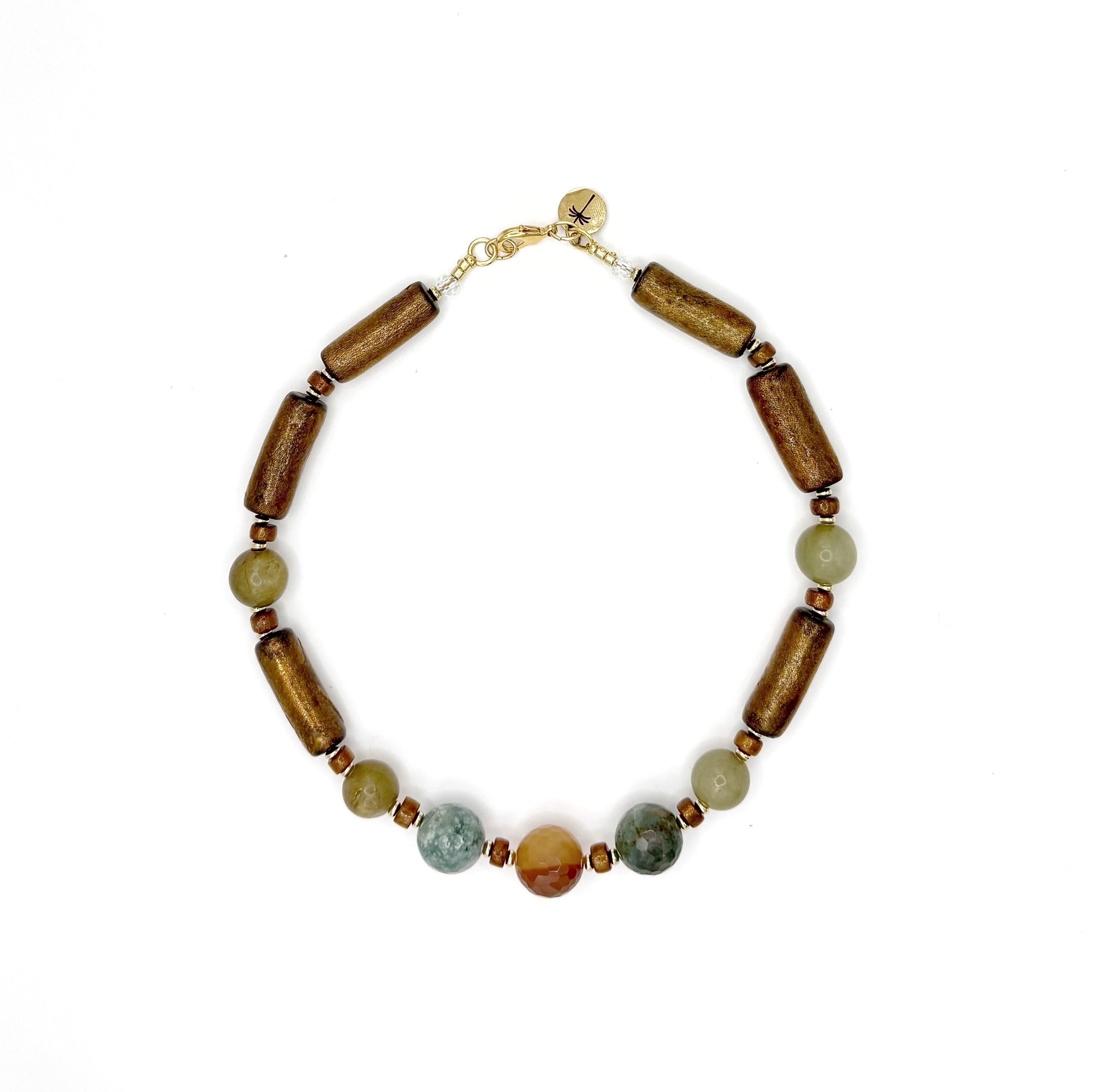 Collar Manglares artesanal de jade, coral y bambú en tonos verdes y marrones — TIDE STONE España
