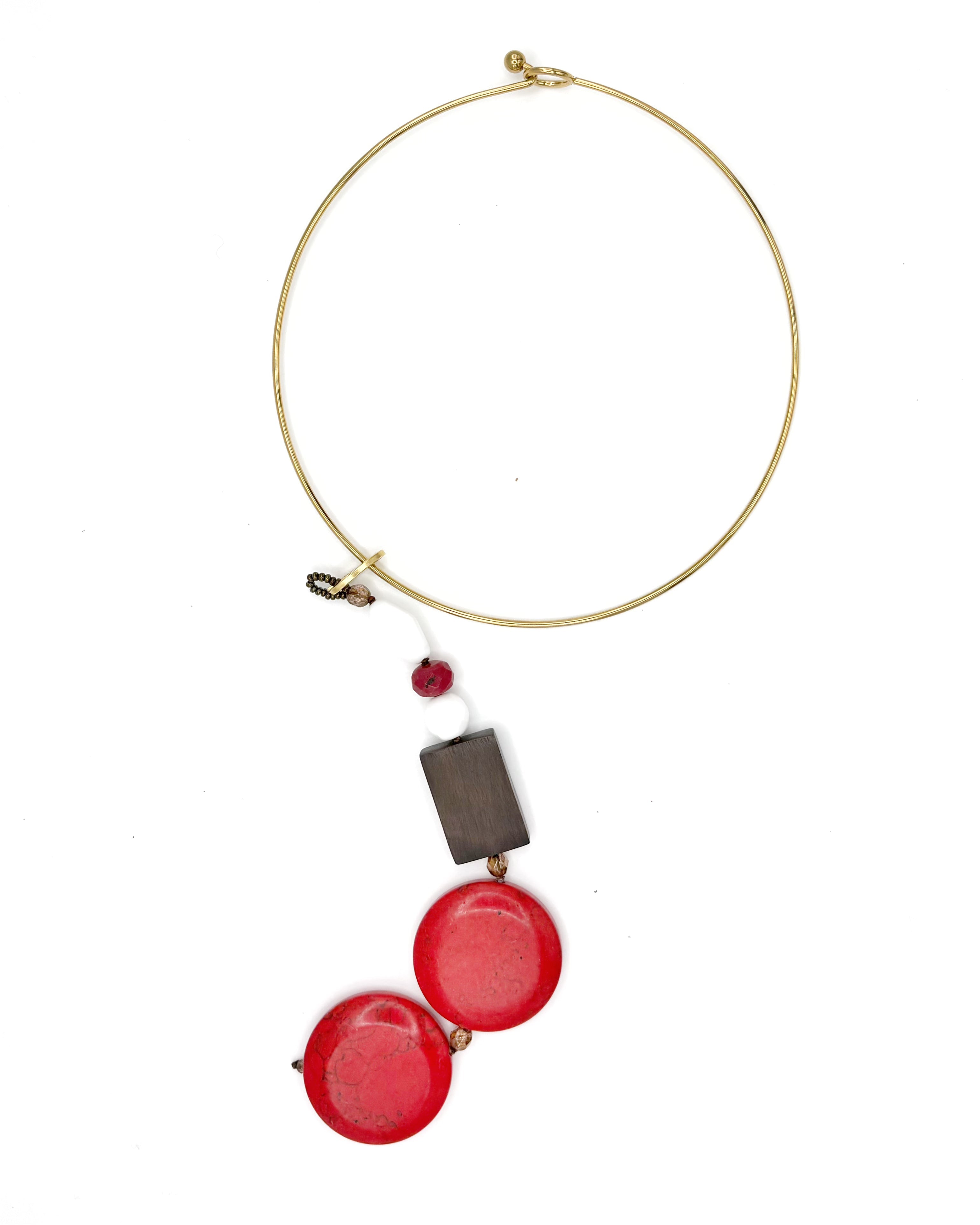 Collar Farallón – TideStone, gargantilla artesanal dorada con discos de coral rojo y madera oscura hecha a mano en España