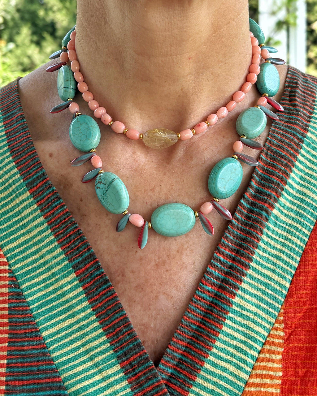 Collar corto artesanal de piedras semipreciosas verdes ovaladas y rosas redondas, joyería piedras semipreciosas de Taller.