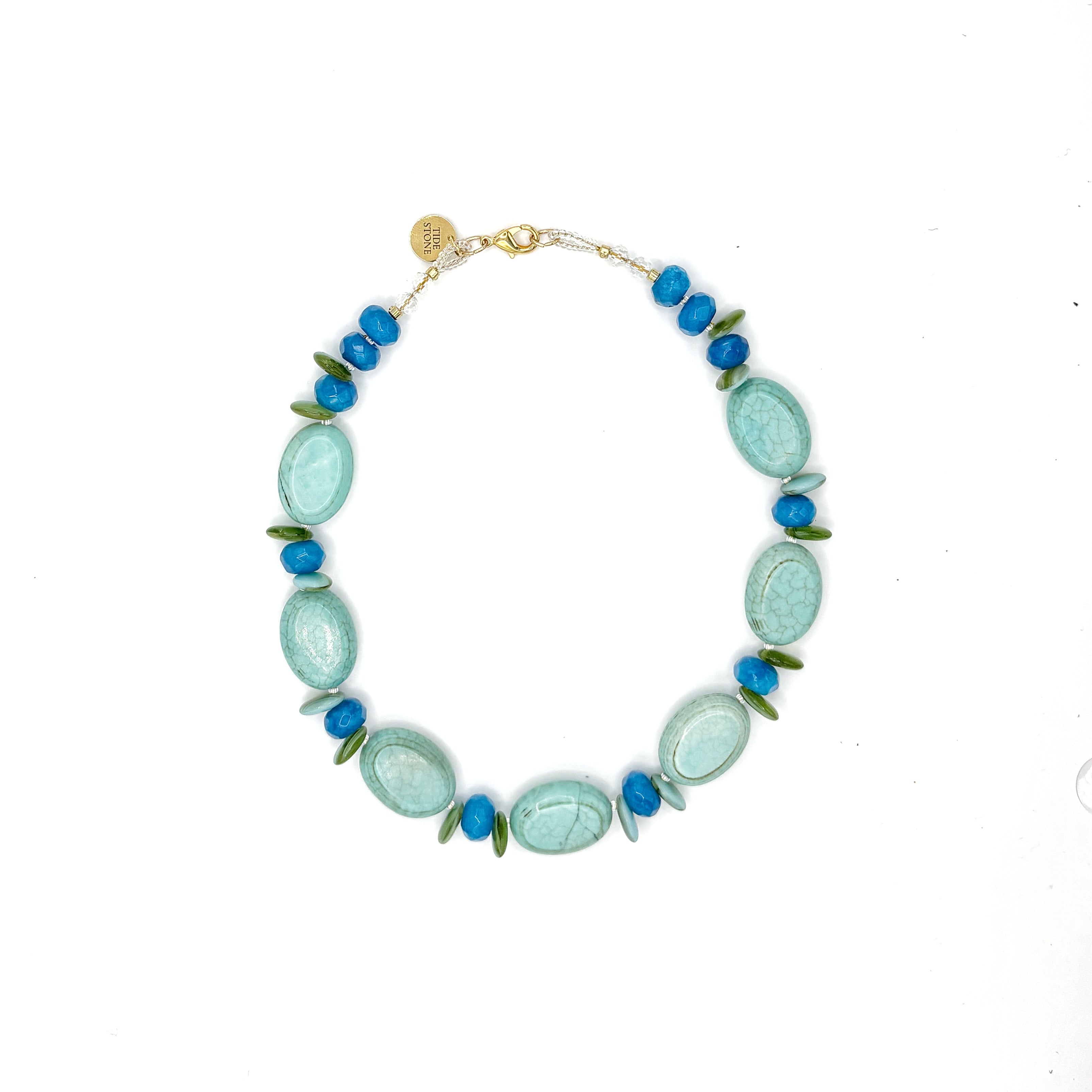 Collar Horizonte artesanal de turquesa y cristal en tonos azules y verdes — TIDE STONE España