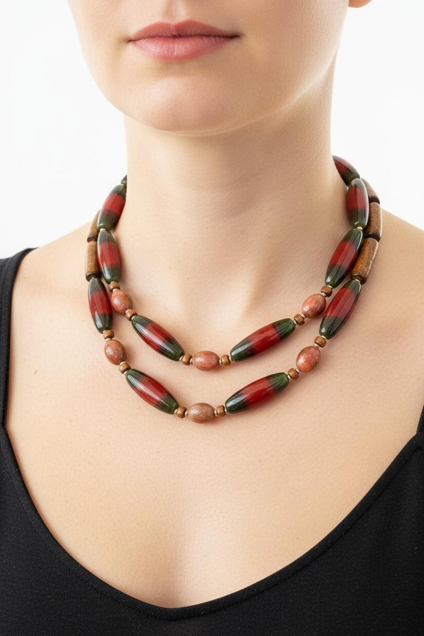 Collar corto artesanal de piedras semipreciosas rojo, verde y marrón sobre piel, joyería piedras semipreciosas de Anadlujoya.