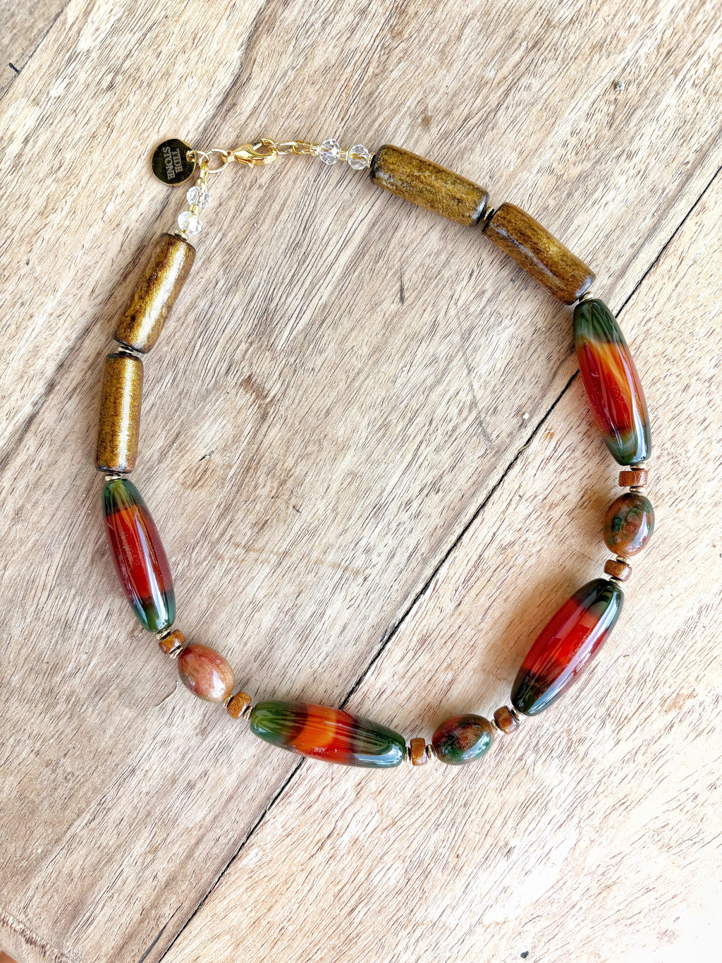 Collar corto artesanal de piedras semipreciosas en tonos marrón, rojo y verde, diseño único de Joyería Piedras Semipreciosas .
