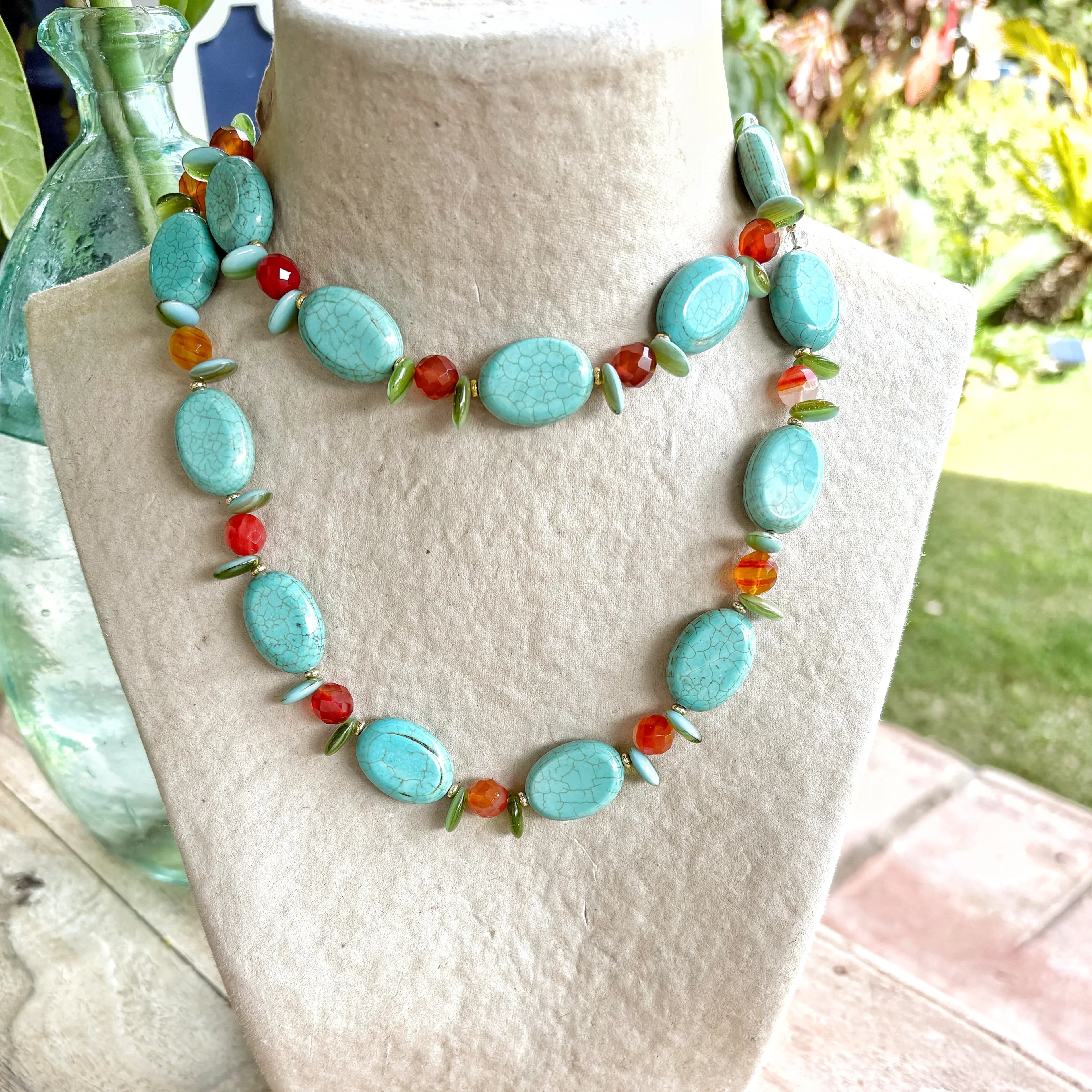 Collar corto artesanal de piedras semipreciosas en tonos azul turquesa, naranja y beige, joyería piedras semipreciosas de la .