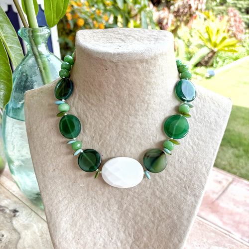 Collar corto artesanal de piedras semipreciosas verdes y blanco oval con pequeños espaciadores, joyería piedras.