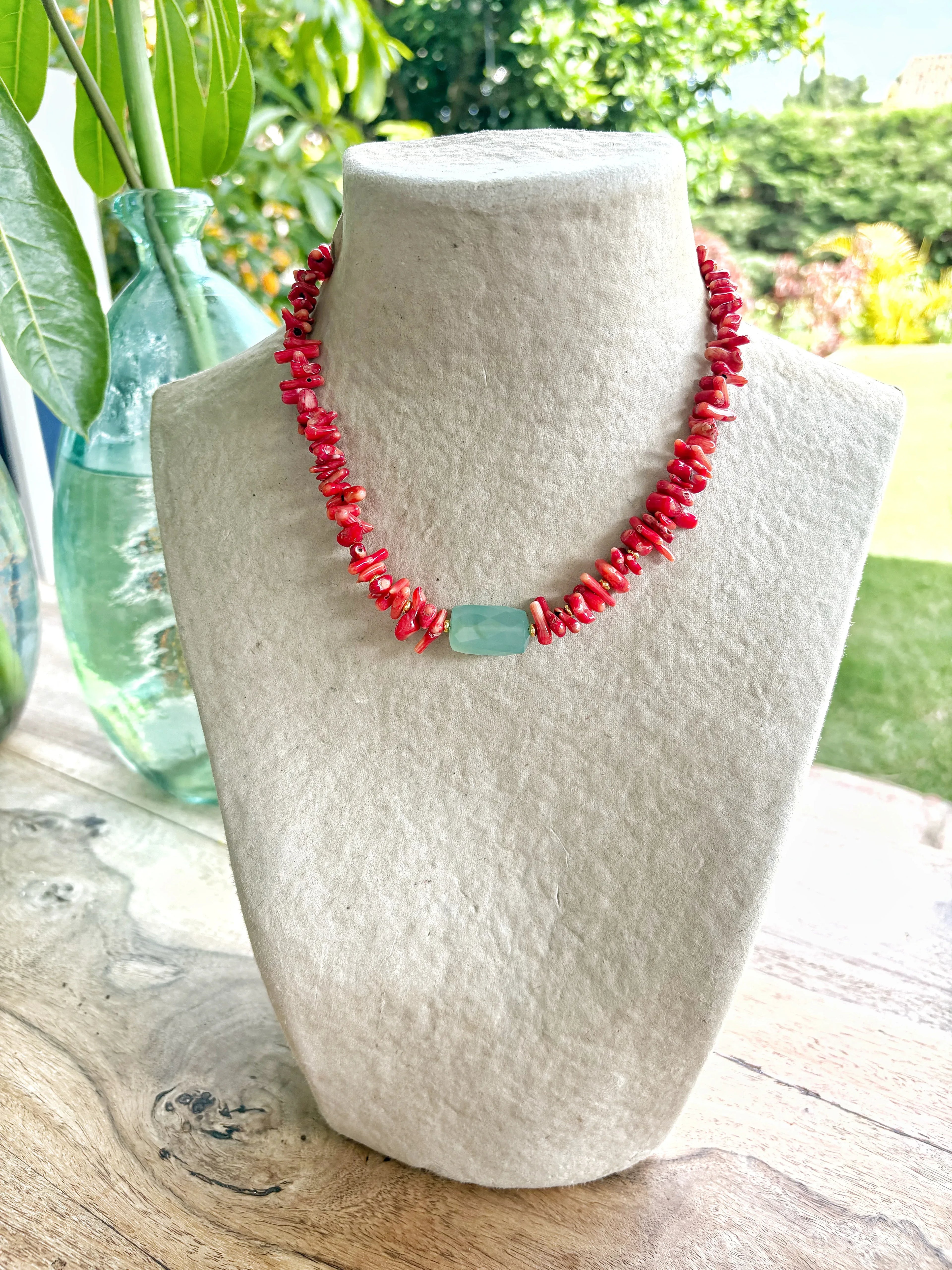 Collar corto artesanal de piedras semipreciosas coral bambú rojo con pieza central de calcedonia azul, joyería piedras.