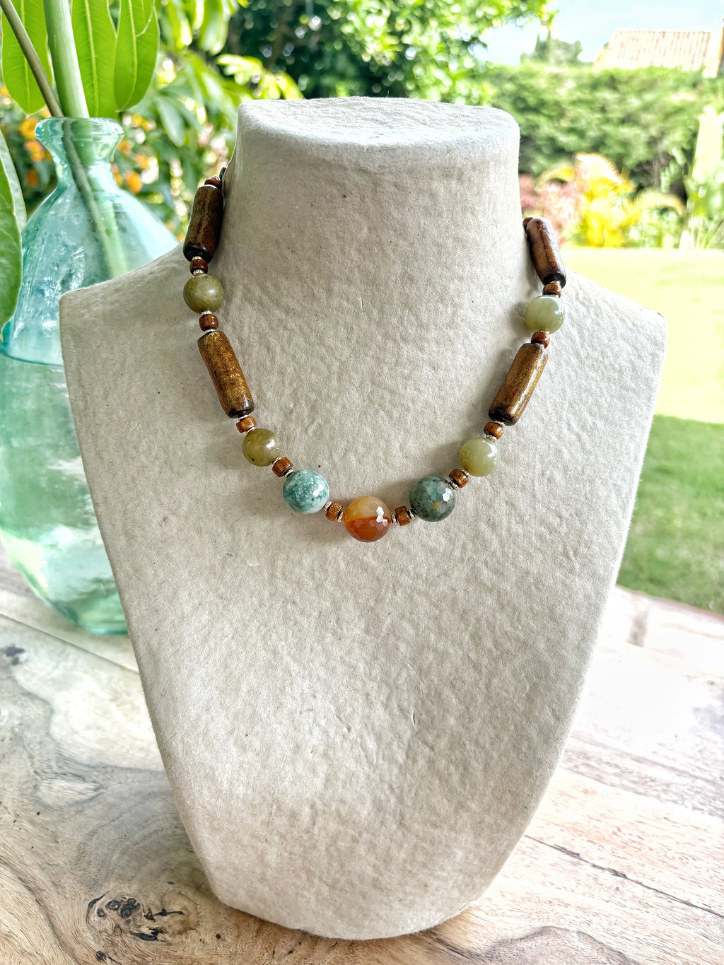 Collar corto artesanal de piedras semipreciosas jade y coral bambú en exhibidor beige, joyería piedras semipreciosas de.