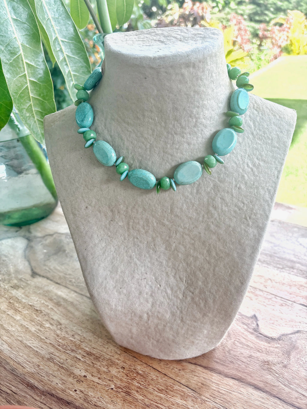 Collar corto artesanal de piedras semipreciosas verdes de tienda Manami, joyería piedras semipreciosas.
