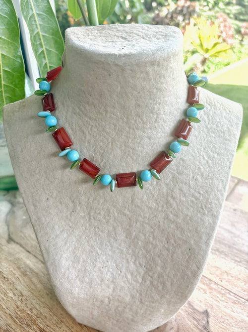 Collar corto artesanal con piedras semipreciosas rojas y turquesas, joyería piedras semipreciosas de La Roca Verde.