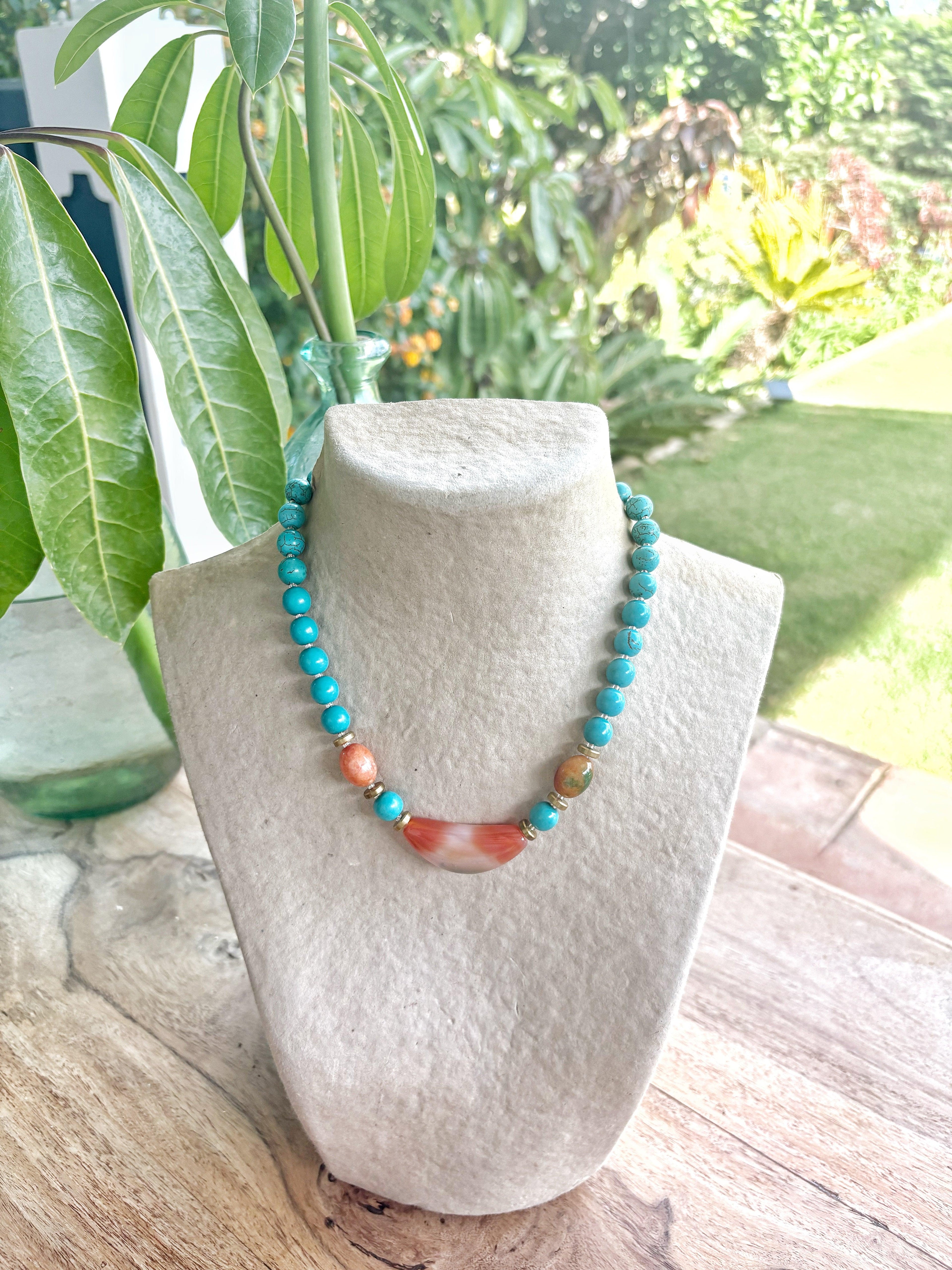 Collar corto artesanal de piedras semipreciosas en tonos azules y rosa, joyería piedras semipreciosas de Liliminka.