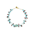 Collar Calma artesanal de calcedonia y cristal azul con detalles rojos — TIDE STONE España