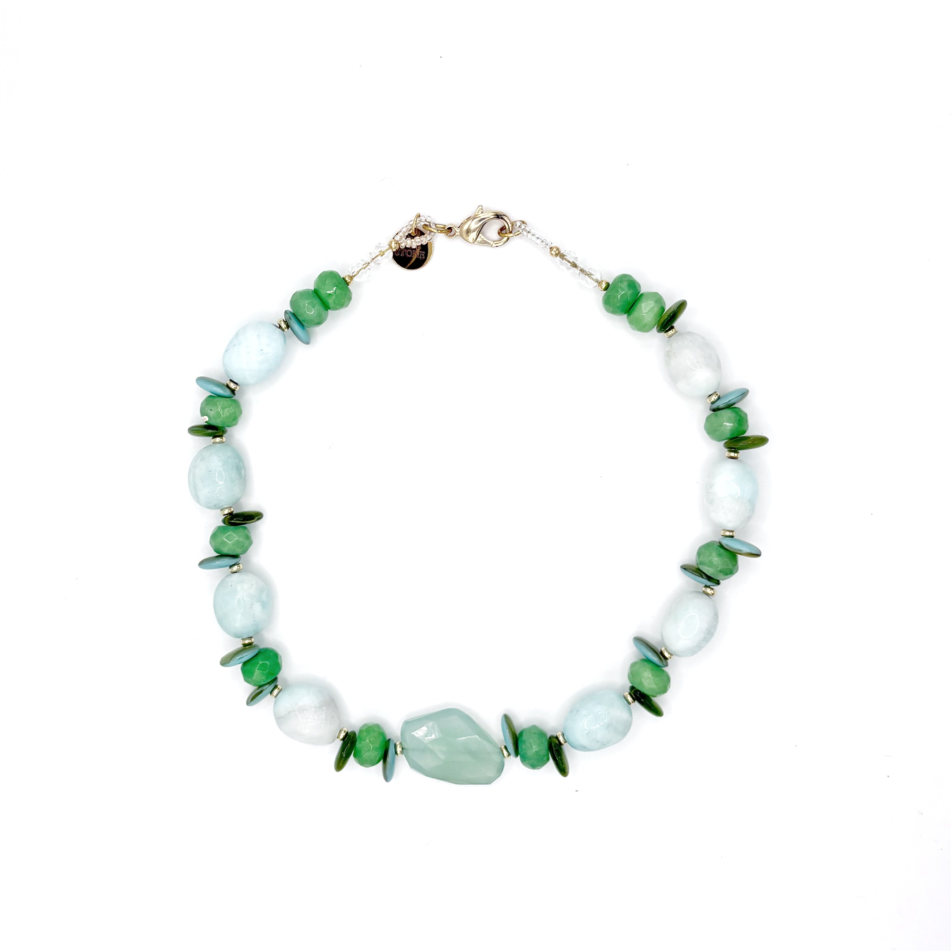 Collar Espuma artesanal de piedras semipreciosas verdes y blancas con cierre dorado — TIDE STONE España