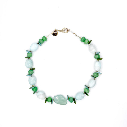 Collar Espuma artesanal de piedras semipreciosas verdes y blancas con cierre dorado — TIDE STONE España