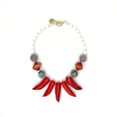 Collar Bajamar artesanal de colmillos de piedra roja y cuentas grises y marrones — TIDE STONE España