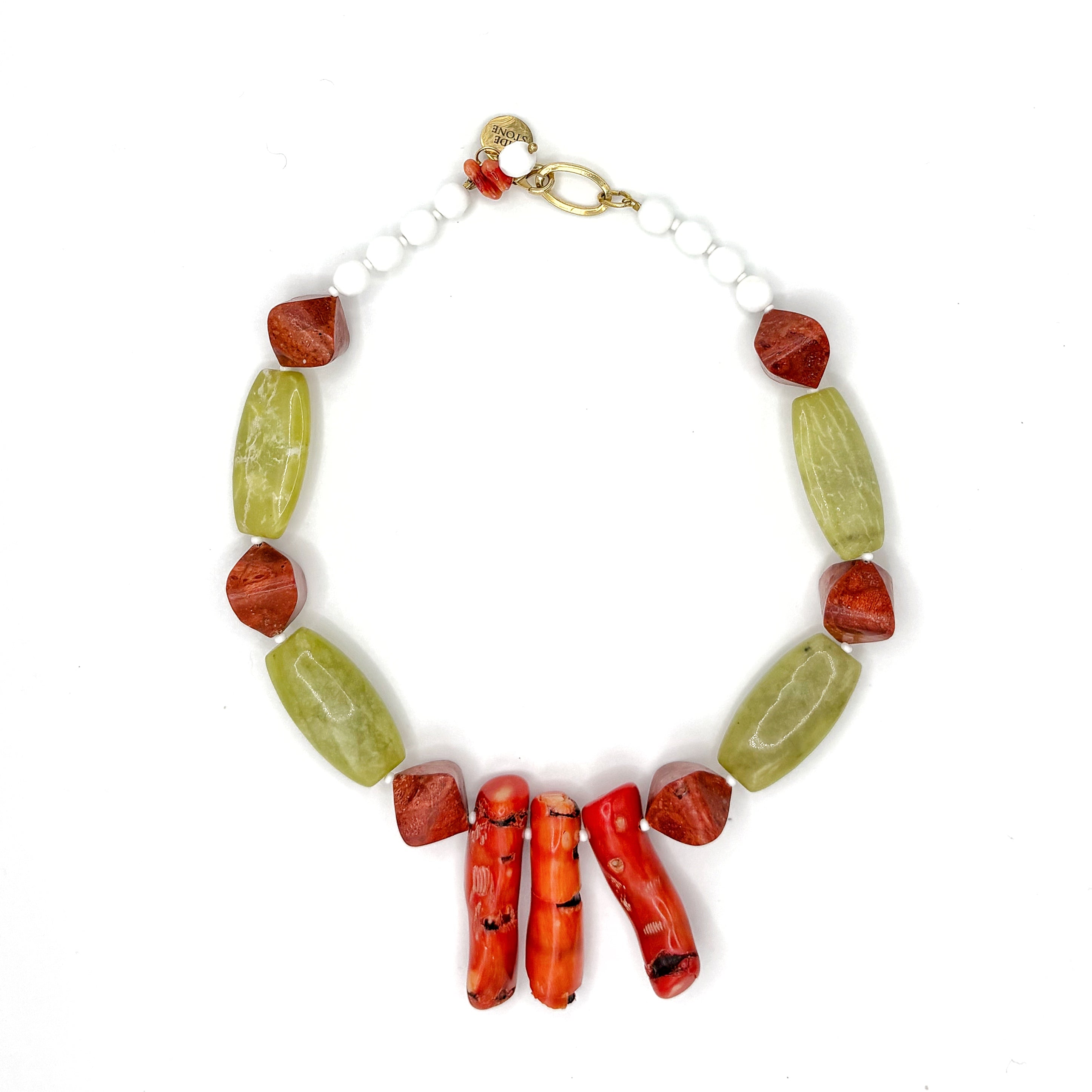 Collar Orilla artesanal de coral bambú y ágata verde con cierre dorado — TIDE STONE España
